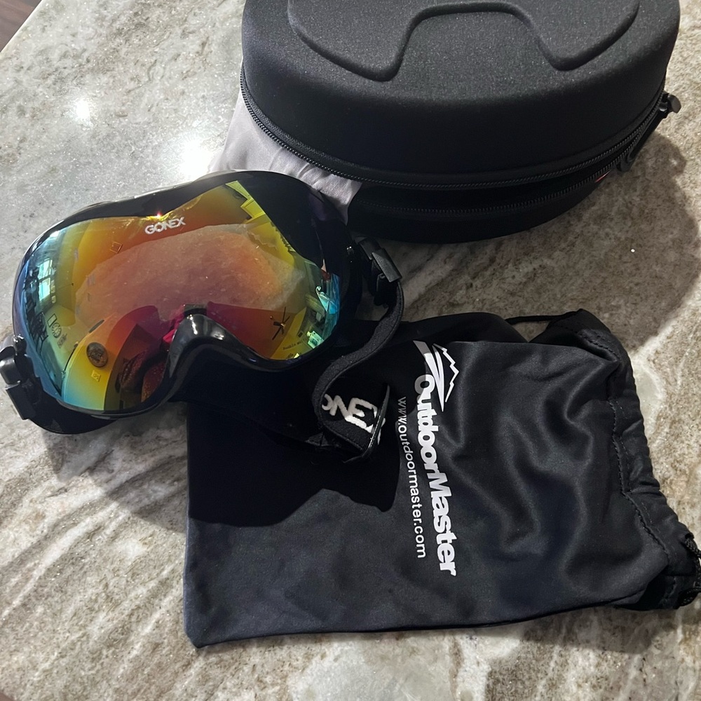 Men’s Gonex Ski/Snowboard Goggles with zippered case.